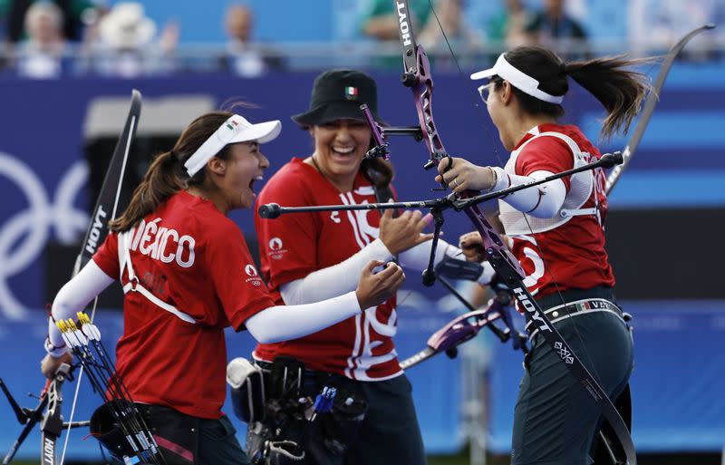 Equipo femenino de tiro con arco celebra tras ganar la medalla de bronce para México en Juegos de París