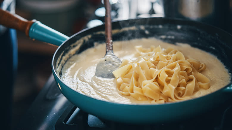 Alfredo sauce and pasta