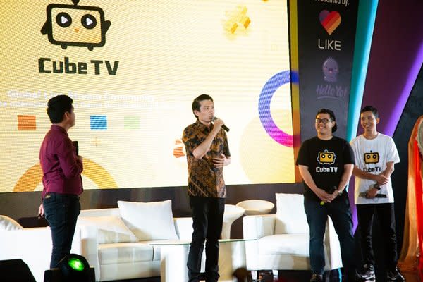 Mobile Legend. Mr. Caya Yan, Operational Director of Mobile Legend "Mobile Legend will partner Cube TV to roll out its esports activities and promotion in Indonesia and more to come." 2nd right Professional gamer Micheal Souw and most right Mr. Fearus)