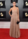 <p>Nina Dobrev et sa robe longue nude a fait son petit effet aux Grammys. </p>