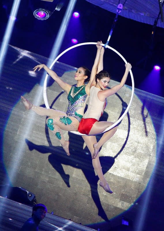 Anne Curtis and Karylle in "It's Showtime" talent showdown