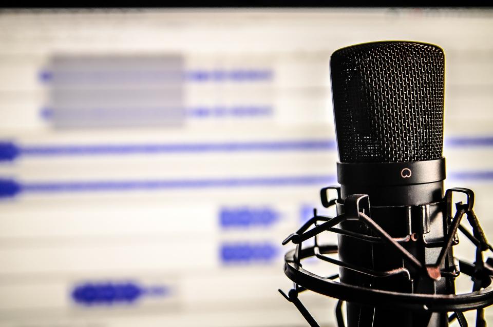 Muy relacionado también con el blog o con el canal de YouTube. Si consigues que tus podcasts tengan muchos oyentes quizás haya empresas que estén interesadas en anunciarse contigo. Foto: Pixabay