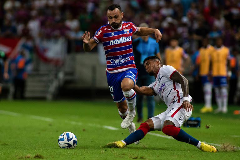 Moises desborda al colombiano Rafael Pérez en el Arena Castelão; los goles de Gonzalo Maroni no fueron suficientes para que San Lorenzo rescatara un punto de la visita a Fortaleza por la Copa Sudamericana.