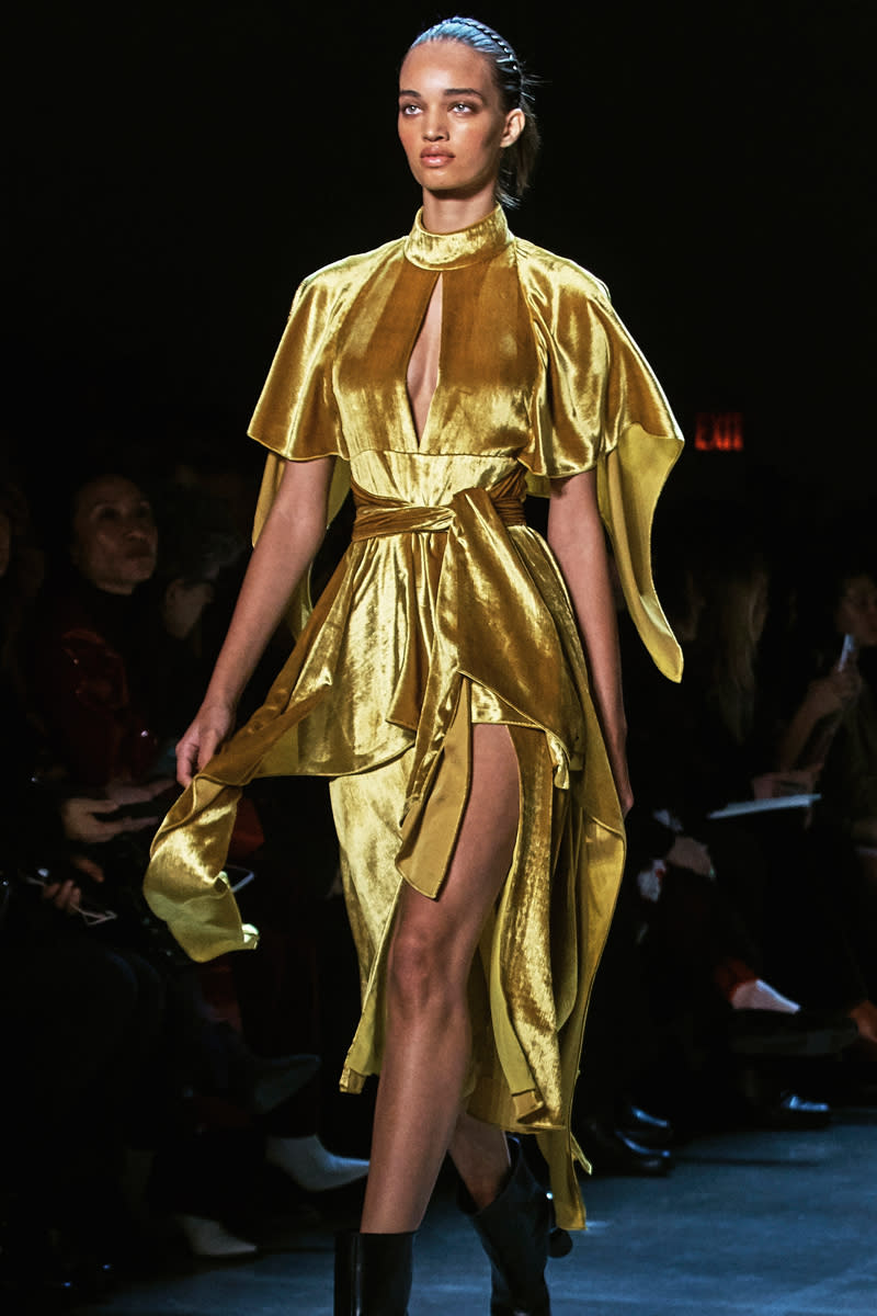 <p>Der nepalesisch-amerikanische Modedesigner wartete bei der New York Fashion Week unter anderem mit diesem goldenen Satin-Dress, das durch Leichtigkeit und Eleganz besticht, auf. (Bild-Copyright: Andres Kudacki/AP Photo) </p>