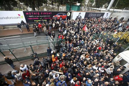 Demonstrators shout slogans during a protest outside the headquarters of Cumhuriyet newspaper whose editor-in-chief Can Dundar was arrested on charges of espionage and terrorist propaganda, in Istanbul, Turkey, November 29, 2015. REUTERS/Osman Orsal -