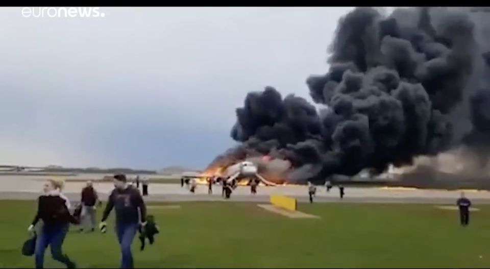 2019 年，俄羅斯航空班機在跑道上著火焚毀，據指有乘客要取回行李才離開，阻礙其他乘客逃生，造成 41 人死亡。   （肇事短片撮圖）