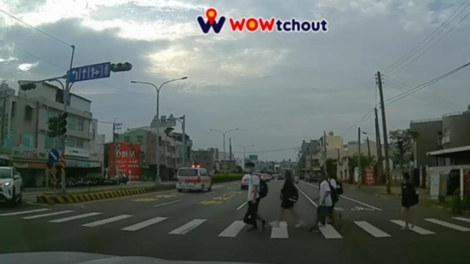 學生抓準機會順利通過。（圖／WoWtchout地圖型行車影像分享平台）