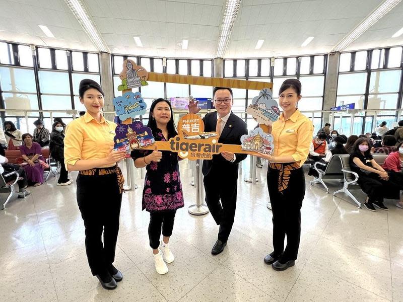 台灣虎航董事長陳漢銘（右二）表示，桃園-普吉島直航航線因大幅減少飛行時間，將可以明顯帶動國內民眾前去普吉島的旅遊意願。（台灣虎航提供）