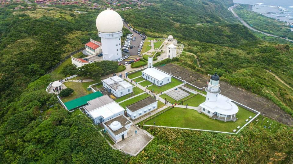 《圖說》走訪國境之東三貂角燈塔，欣賞美麗的海岸景觀。〈觀旅局提供〉