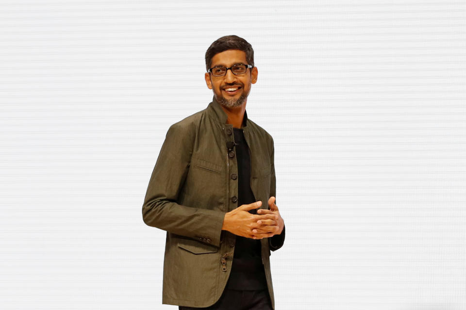 CEO i Google Sundar Pichai flet në skenë gjatë një fjalimi kryesor duke njoftuar shërbimin e ri të lojërave cloud të Google, Stadia, në Konferencën e Zhvilluesve të Lojërave në San Francisko, Kaliforni, SHBA, 19 mars 2019. REUTERS/Stephen Lam