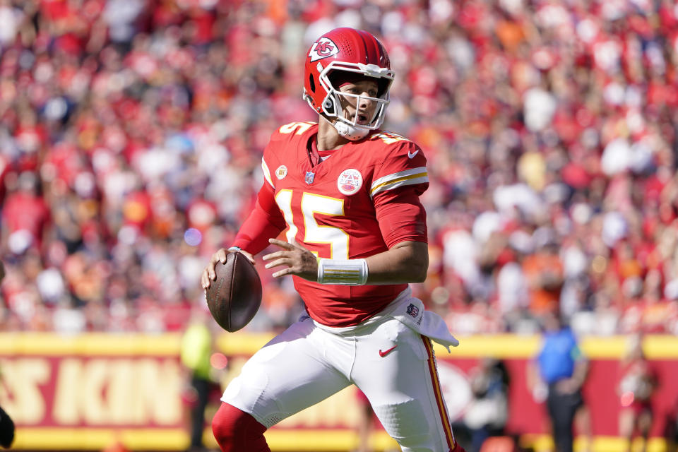 Patrick Mahomes quarterback de los Kansas City Chiefs corre con el ovoide durante la primera mitad del juego de NFL ante los Chicago Bears en Kansas City, Misuri. Domingo 24 de septiembre de 2023. (AP Foto/Ed Zurga)