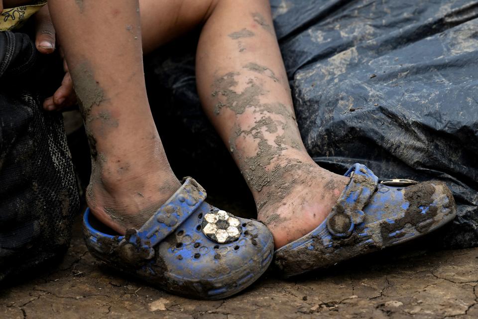 Los pies llenos de lodo de un niño de Venezuela en Darien (LUIS ACOSTA/AFP via Getty Images)