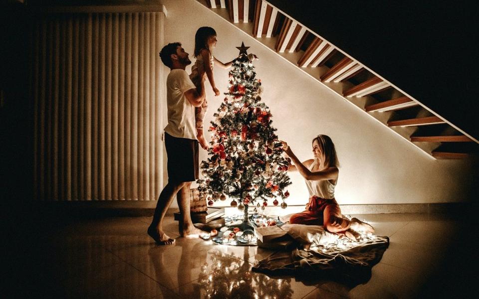 許多民眾在使用燈泡、裝飾品來佈置家中和聖誕樹的時候，很容易在爬高、布置的過程中不小心受傷 圖片來源：Pexels