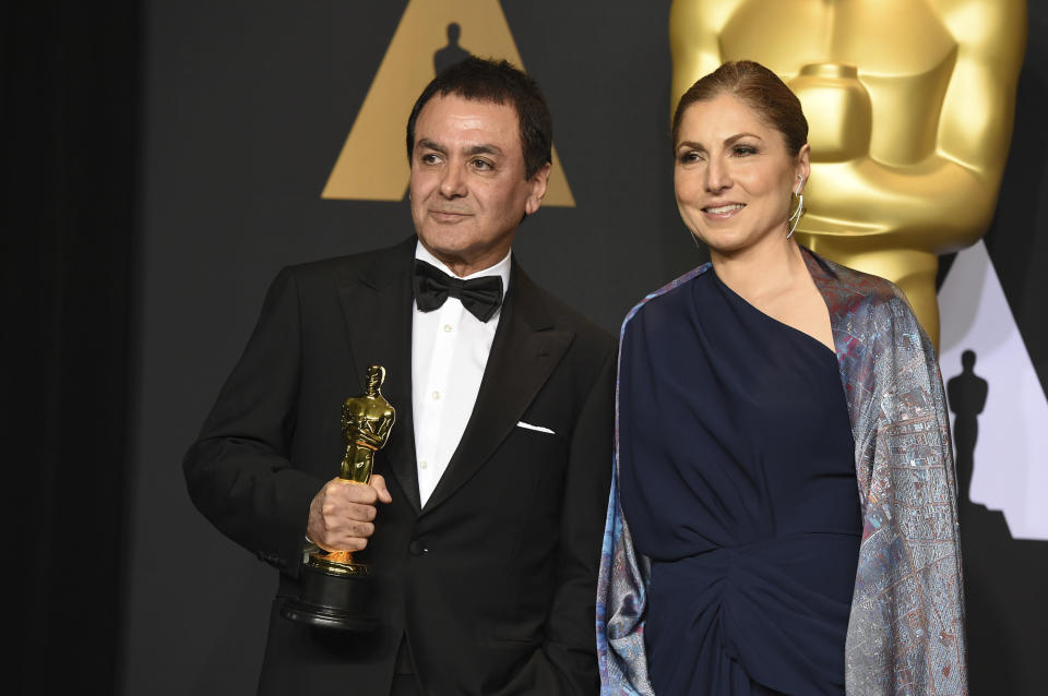 Firouz Naderi, izquierda, y Anousheh Ansari posan en la sala de prensa de los Oscar el domingo 26 de febrero de 2017 en el Teatro Dolby en Los Angeles. (Foto Jordan Strauss/Invision/AP)