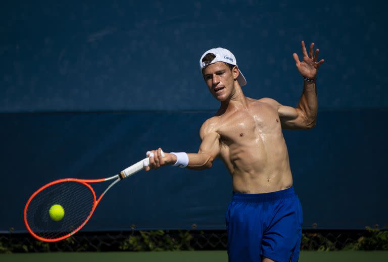 NUEVA YORK, NUEVA YORK - 24 DE AGOSTO: Diego Schwartzman de Argentina practica con Matteo Berretini de Italia antes del inicio del US Open en el USTA Billie Jean King National Tennis Center el 24 de agosto de 2021 en la ciudad de Nueva York. (Foto de TPN / Getty Images)