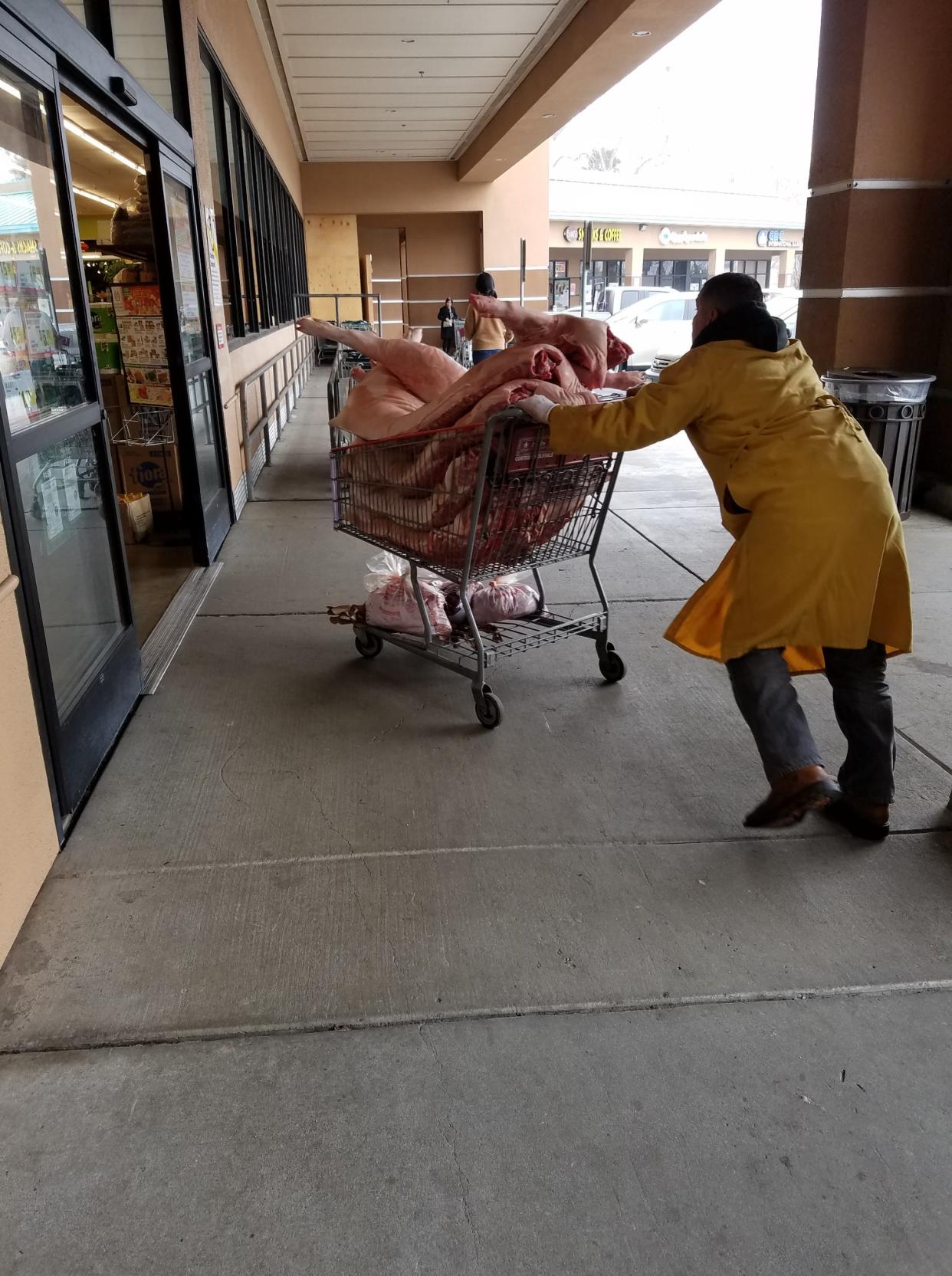 A California woman, Loretta Soto, raised alarms when she caught delivery men bringing stacks of unprotected raw meat into a San Jose supermarket. (<a href="https://www.facebook.com/loretta.seto.5" rel="nofollow noopener" target="_blank" data-ylk="slk:Photo: Facebook/Loretta Seto;elm:context_link;itc:0;sec:content-canvas" class="link ">Photo: Facebook/Loretta Seto</a>)