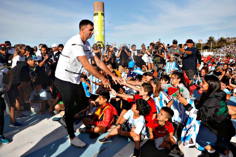 Dibu Martínez con chicos de las divisiones infantiles de Urquiza, Talleres y San Isidro