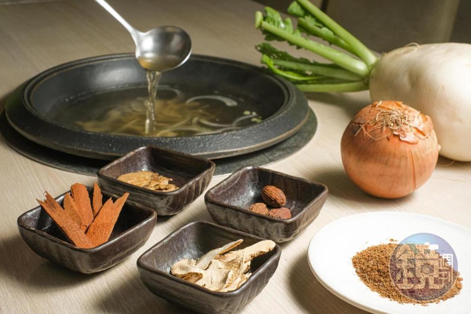 火鍋湯底是用草果、川芎等20多種中藥材，與高麗菜、洋蔥、紅蘿蔔一起熬成，清甜又有藥膳香。