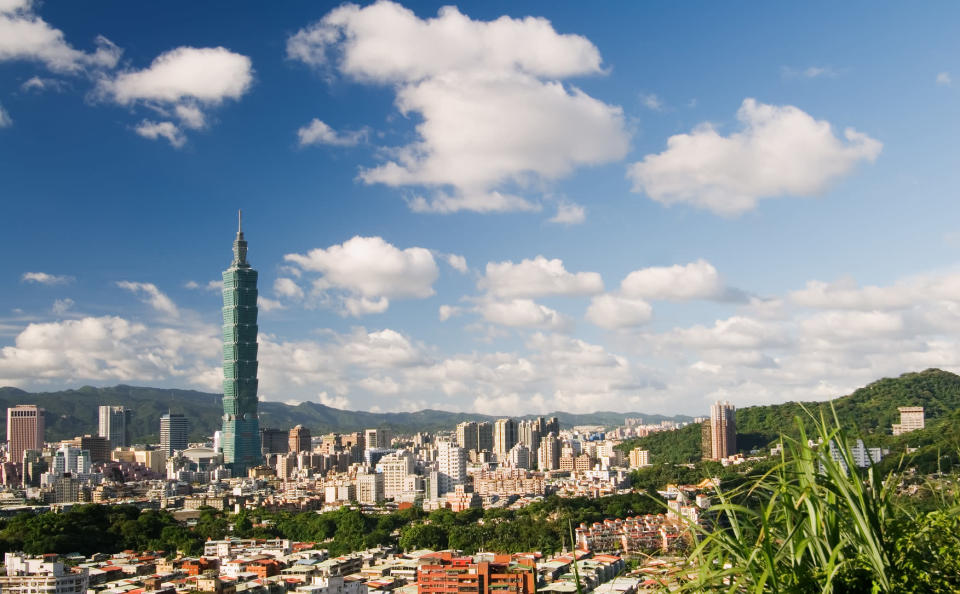 La tour Taipei 101. Pensé comme un bambou dressé bleu turquoise, il est certainement celui qui visuellement incarne le plus l'esprit de l'Asie. Cette tour a longtemps détenu le record du plus haut gratte-ciel du monde, avant la construction de Burj Khalifa à Dubaï, qui le dépasse de plus de 300 mètres.