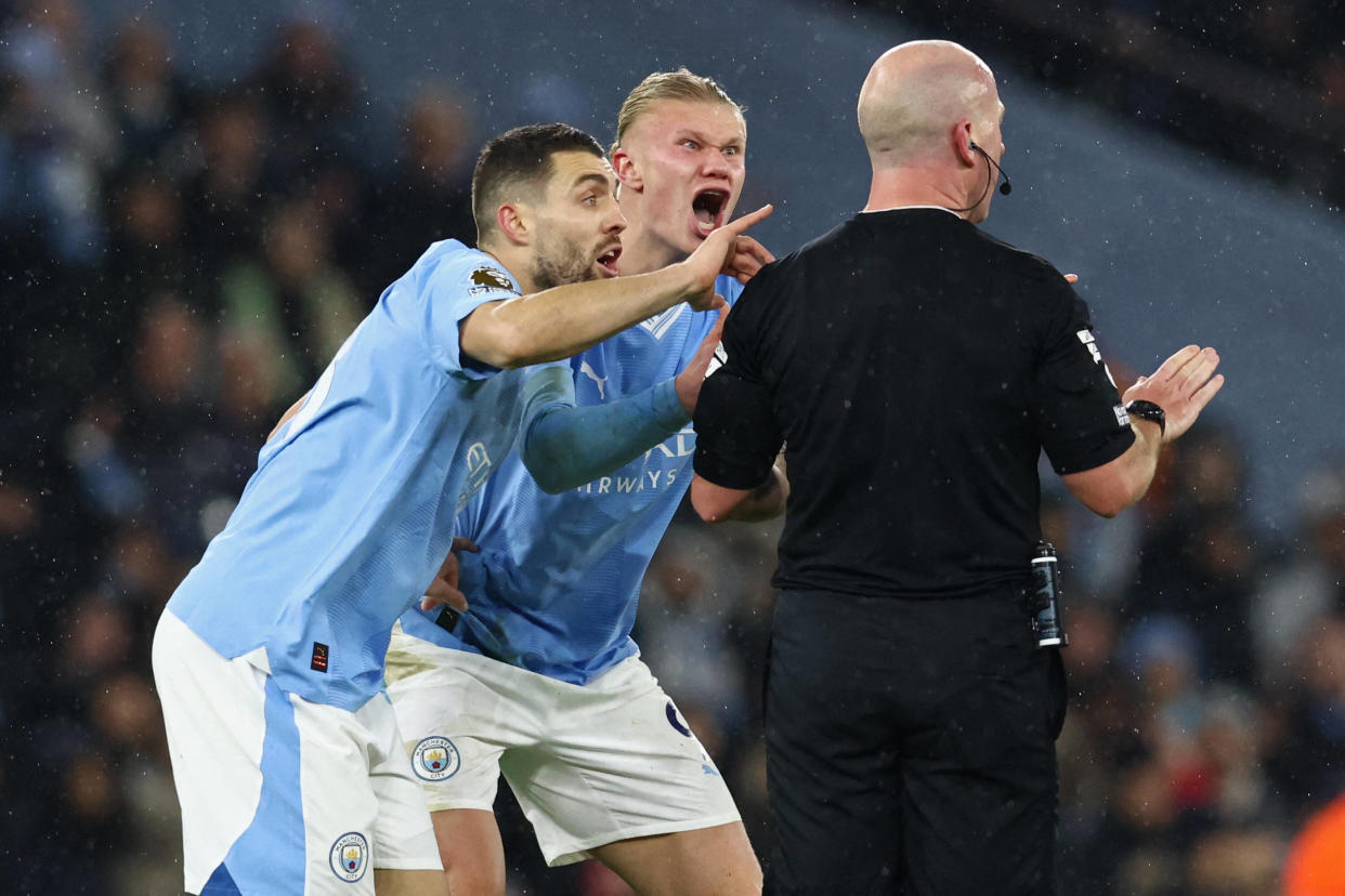 Manchester City-Tottenham : on avait rarement vu Haaland aussi furieux que ça sur un terrain (Photo de Mateo Kovacic et Erling Haaland protestant contre la décision de l’arbitre Simon Hooper le 3 décembre 2023) 