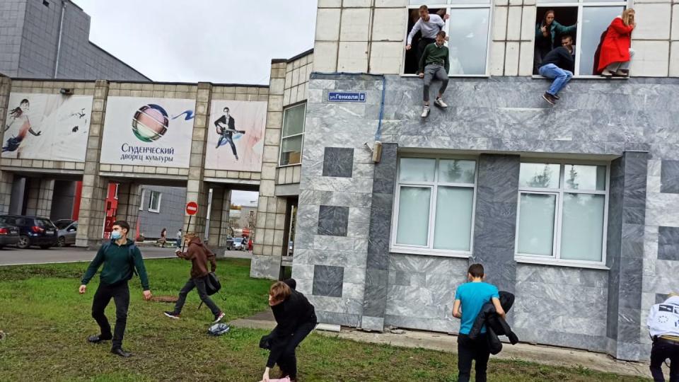 Studenten springen aus Fenstern der  Universität in Perm.