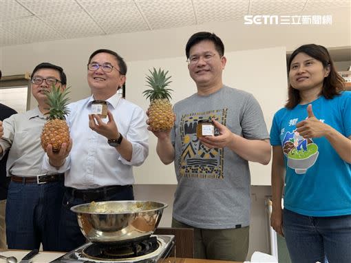 林佳龍今天到台東體驗深度旅遊，製作鳳梨醬。（圖／記者陳宜加攝影）