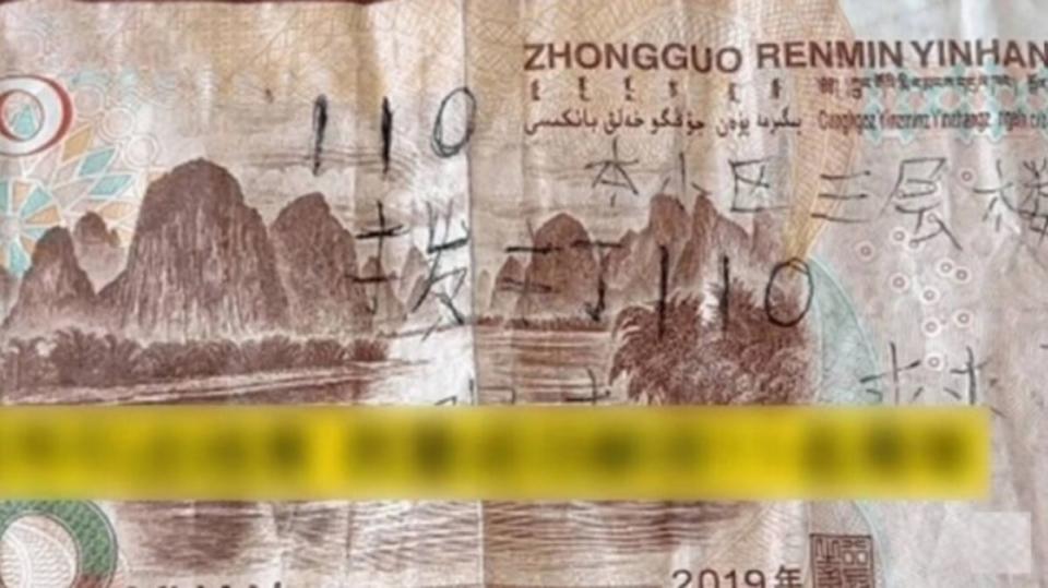 Pedido de socorro estava escrito em cédula de yuan. Foto: Reprodução.