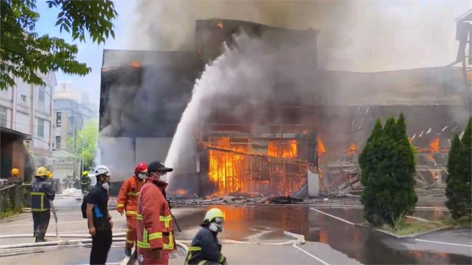 苗栗火鍋餐廳大火死灰復燃　竄出濃黑煙火勢猛烈