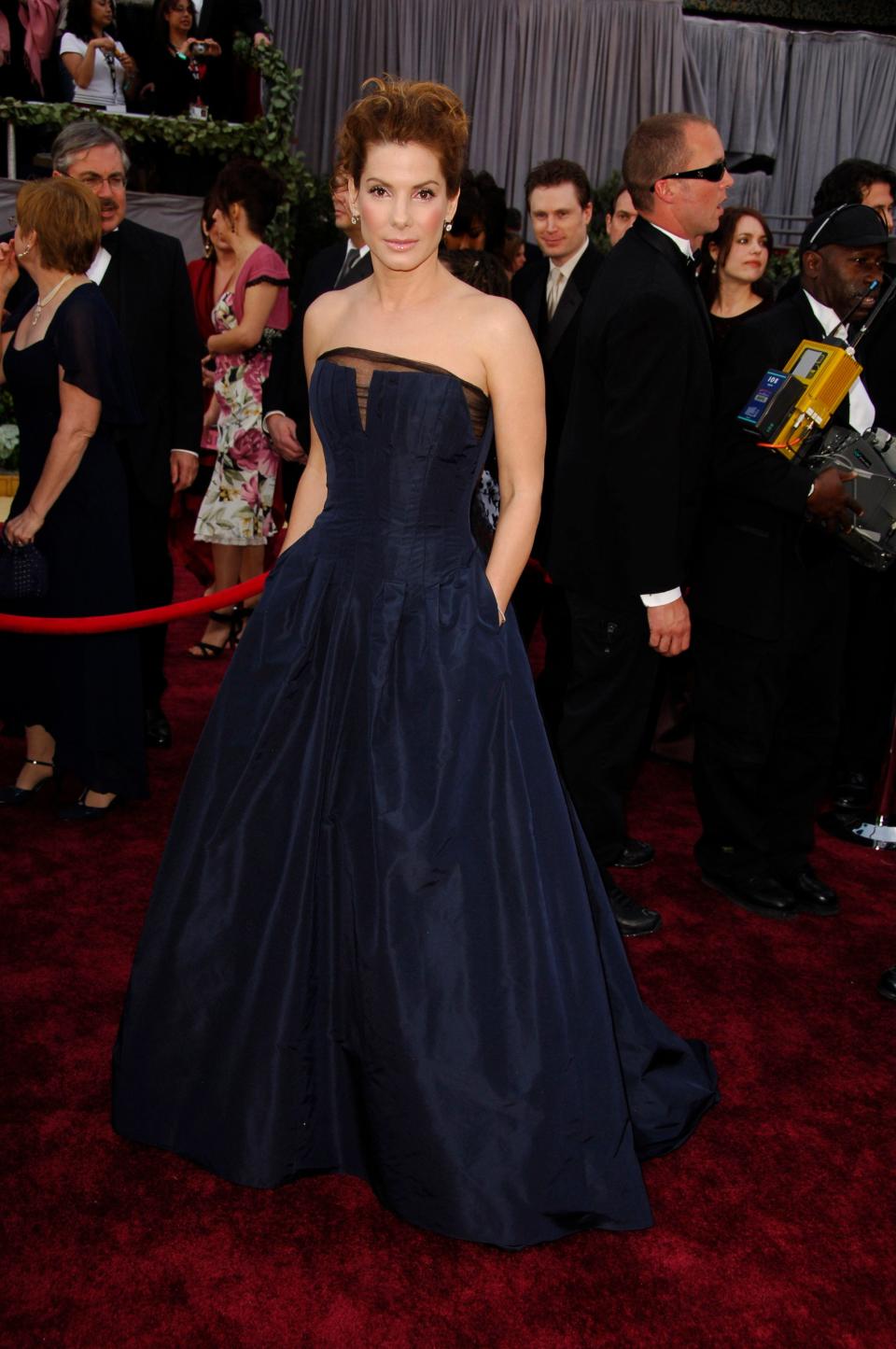 Sandra Bullock at the 2006 Academy Awards wearing a dark blue gown