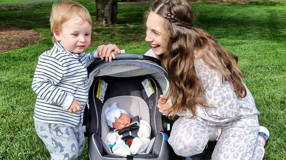 Anya Chernets Radomsky junto a su hijo de un año y medio, David, y su hija recién nacida, Elizabeth Grace. Su esposo, Mischa, todavía está en Ucrania y conoció al bebé por Zoom. (Foto: Anya Chernet Radomsky/Forges USA).