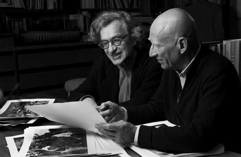 En una escena de La sal de la Tierra, Wenders y el fotógrafo Sebastião Salgado, protagonista del documental