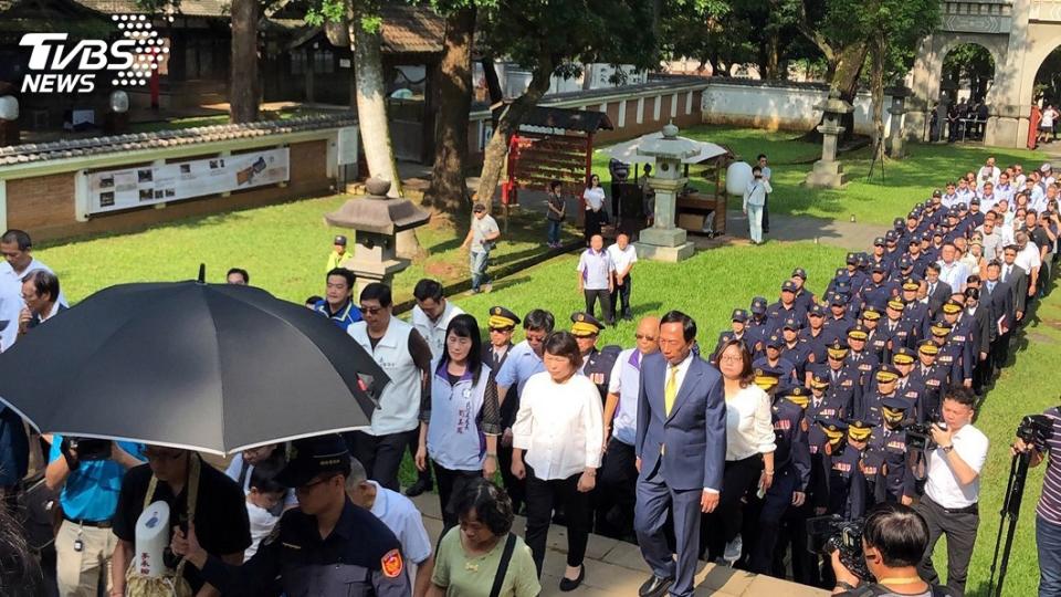 殉職警李承翰入忠烈祠，黃敏惠、郭台銘同台致意。圖／中央社