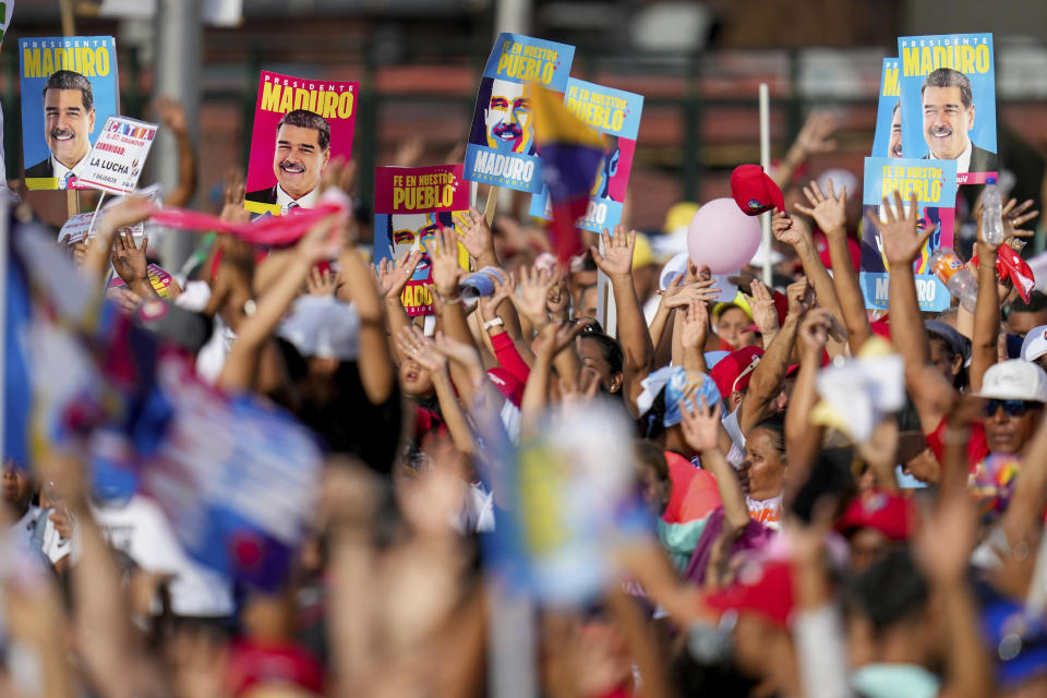 Seguidores del presidente Nicolás Maduro durante su cierre de campaña en Caracas, Venezuela, el jueves 25 de julio de 2024. (AP Foto/Fernando Vergara)