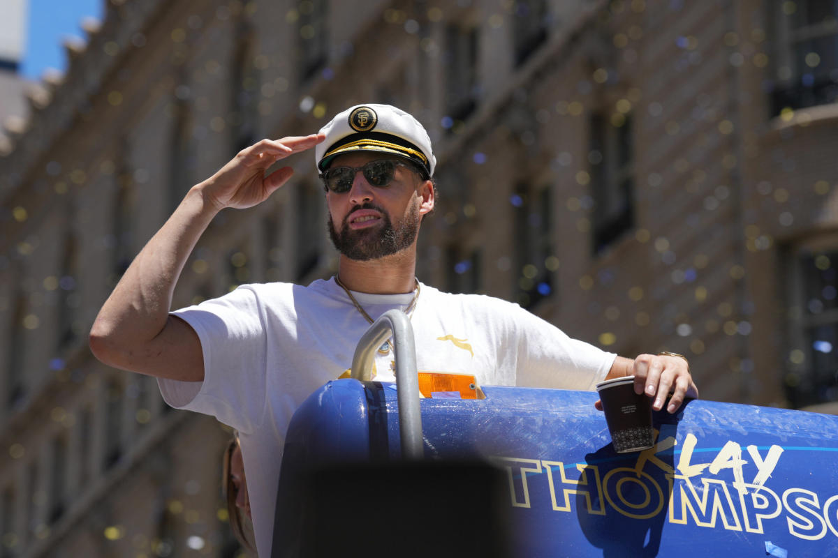 Klay Thompson chugs a beer while cheering his brother on at Dodgers game