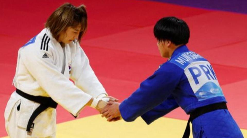 北韓選手文成熙握手南韓對手韓熙珠。（圖／翻攝自《News1》）