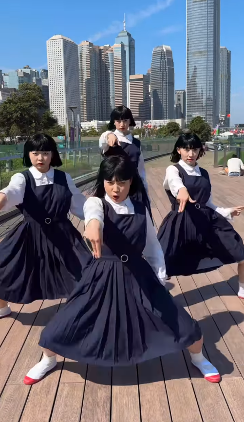 <cite>Avantgardey在昨（15）日上午上傳另一支舞蹈影片，這次她們在金鐘的高樓大廈前，以自創舞蹈配上香港歌手許冠傑的經典歌曲〈打雀英雄傳〉。（圖／翻攝自IG／avantgardey_）</cite>