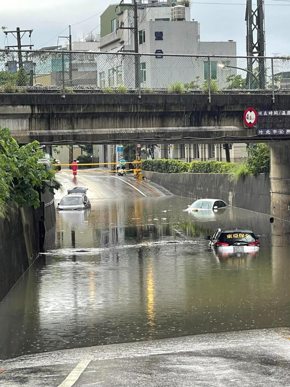 竹北市中和街地下道淹水。FB@新竹爆料公社