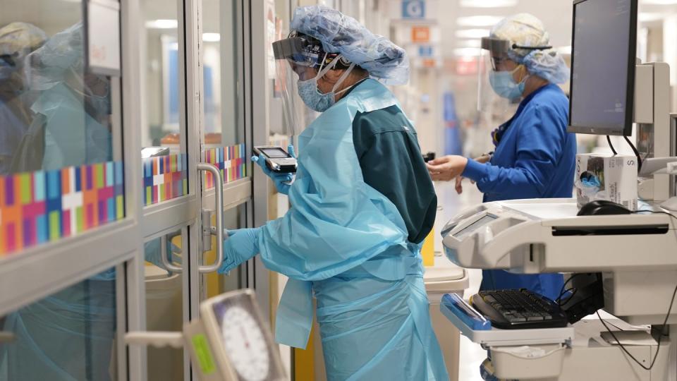 Medizinerinnen in Schutzkleidung in einem Krankenhaus in New York.