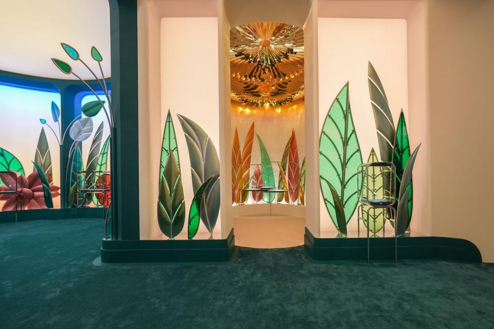 梵克雅寶把彩繪玻璃琺瑯、機刻雕花等用在面盤上的技法，也用在今年Watch & Wonders的展場佈置上，像是置身仙子會出沒的花園般非常如夢似幻。