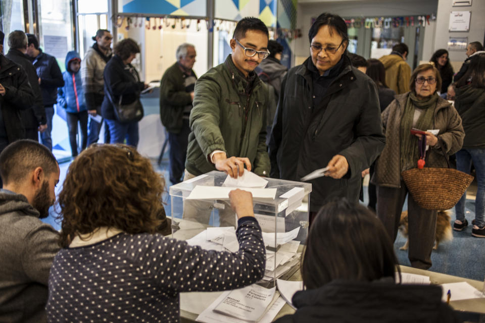 <p>Qualified voters cast a ballot for the Catalan regional election at an elementary school in Barcelona, Spain, Dec. 21, 2017.<br>(Photograph by Jose Colon / MeMo for Yahoo News) </p>