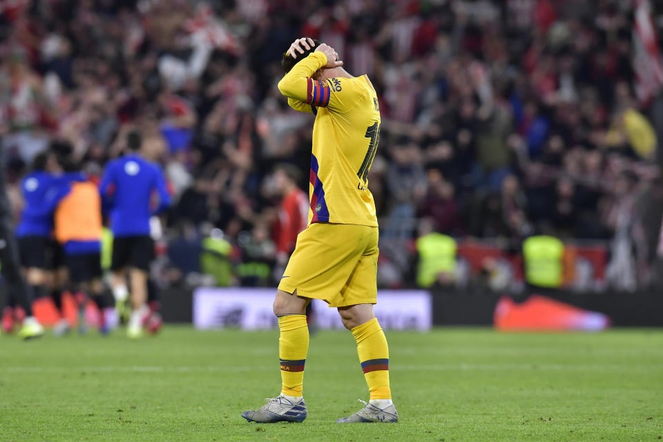 El argentino Lionel Messi, del Barcelona, se marcha frustrado de la cancha tras la eliminación en la Copa del Rey ante el Athletic de Bilbao, el jueves 6 de febrero de 2020 (AP Foto/Alvaro Barrientos)