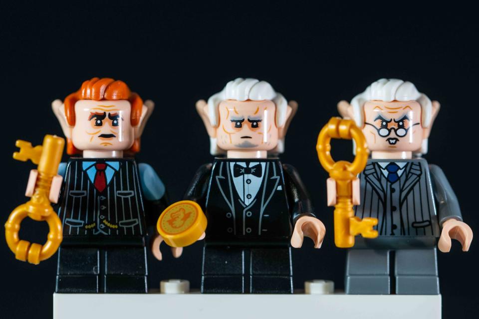 The Lego Harry Potter Gringotts Wizarding Bank, Ricbert and two goblins