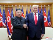 FOTO DE ARCHIVO: El presidente de Estados Unidos Donald Trump le da la mano al líder norcoreano Kim Jong Un mientras se reúnen en la zona desmilitarizada que separa las dos Coreas, en Panmunjom, Corea del Sur, el 30 de junio de 2019