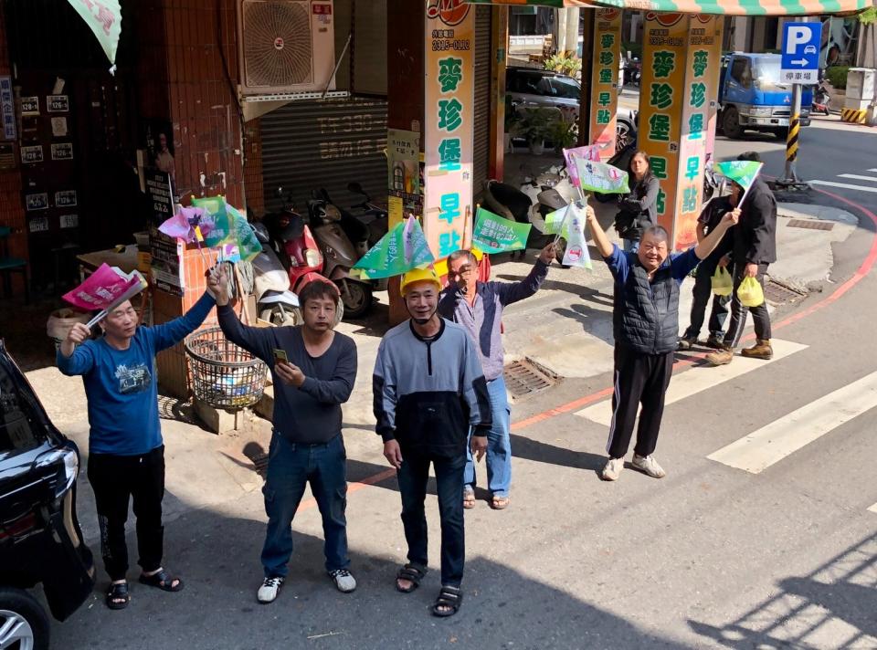 民進黨總統候選人賴清德今陪同台中的立委候選人張廖萬堅、江肇國、莊競程、謝子涵及謝志忠掃街。 胡家銘攝