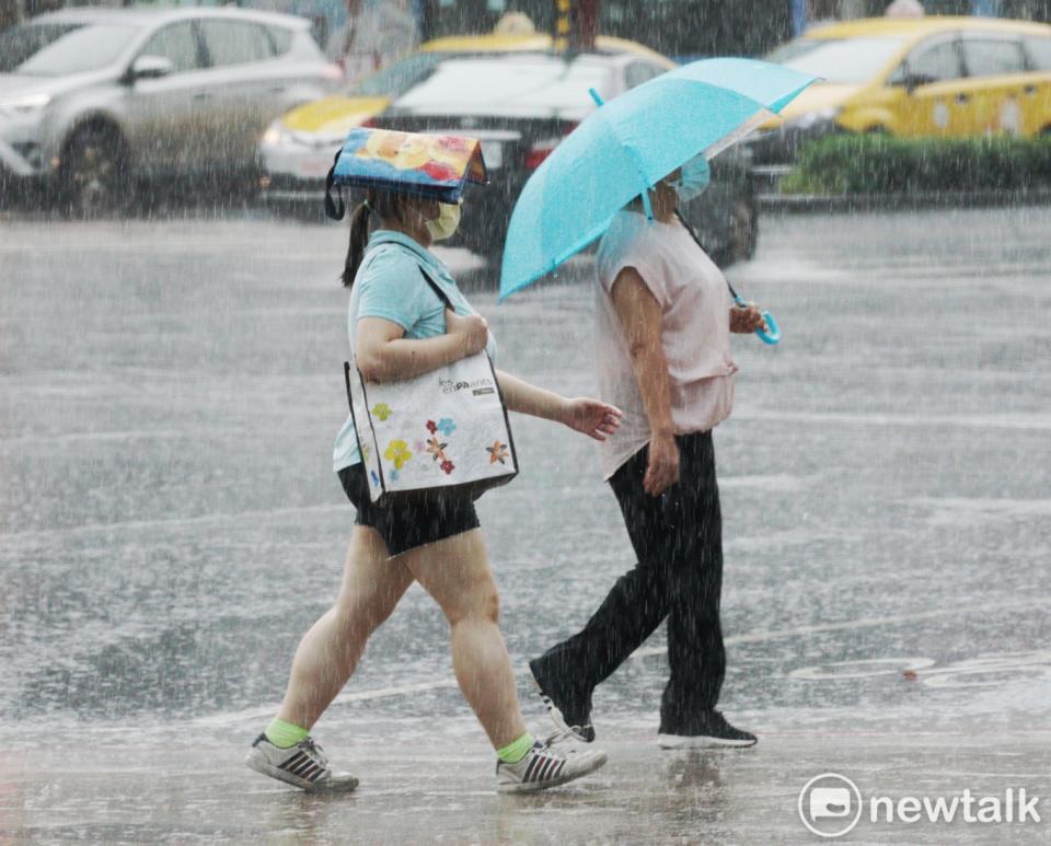 氣象局表示，梅雨鋒面持續影響台灣，南部及宜蘭地區要留意大雨。   圖：張良一/攝