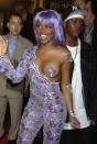 <p><strong>Quand : 9 septembre 1999 </strong><br> Ah, les années 90… et Lil’ Kim… Un mélange explosif qui a poussé la chanteuse à arriver aux MTV VMAs vêtue d’une combinaison violette emblématique, laissant son sein gauche apparaître (tout de même légèrement recouvert d’un petit cache-téton assorti). Diana Ross, visiblement stupéfaite par la tenue, a regardé le sein de Kim avant de le faire gigoter un peu sur scène. Ce qui a fait rire Kim.<em> (Photo : Getty)</em> </p>