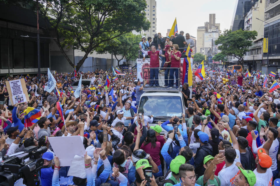 El candidato presidencial de oposición Edmundo González levanta los brazos en señal de victoria en un acto de inicio de la campaña política ante las elecciones presidenciales del 28 de julio en Caracas, Venezuela, el jueves 4 de julio de 2024. (AP Foto/Ariana Cubillos)