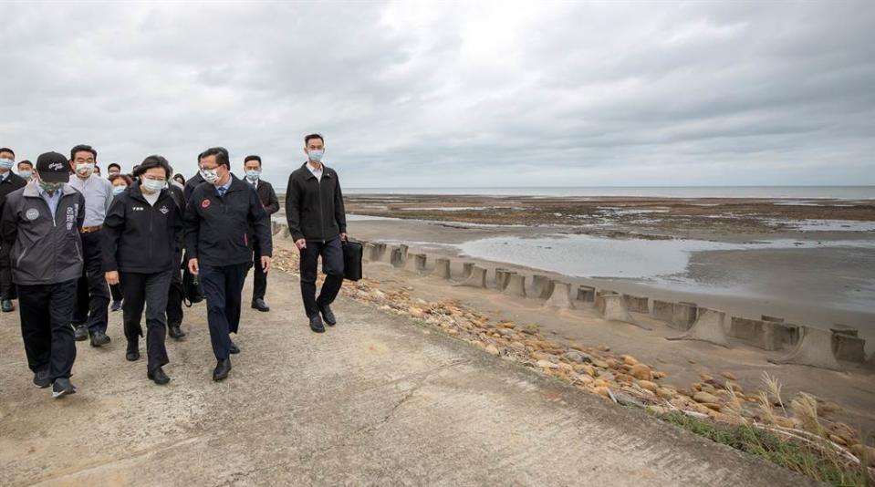 蔡英文總統（前排左二）25日在桃園市長鄭文燦（前排左三）等人的陪同下視察「觀新藻礁生態系」。（總統府提供）