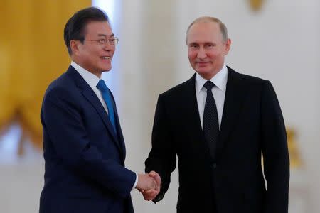 Russian President Vladimir Putin and South Korean President Moon Jae-in attend a welcoming ceremony at the Kremlin in Moscow, Russia June 22, 2018. REUTERS/Sergei Karpukhin