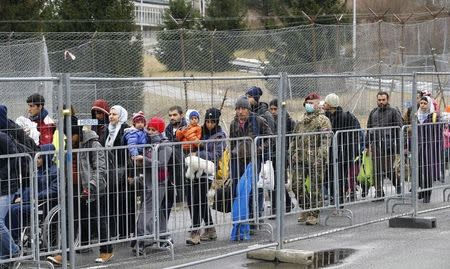 Migrants walk towards the Austrian border town of Spielfeld in the village of Sentilj, Slovenia, February 16, 2016. REUTERS/Leonhard Foeger